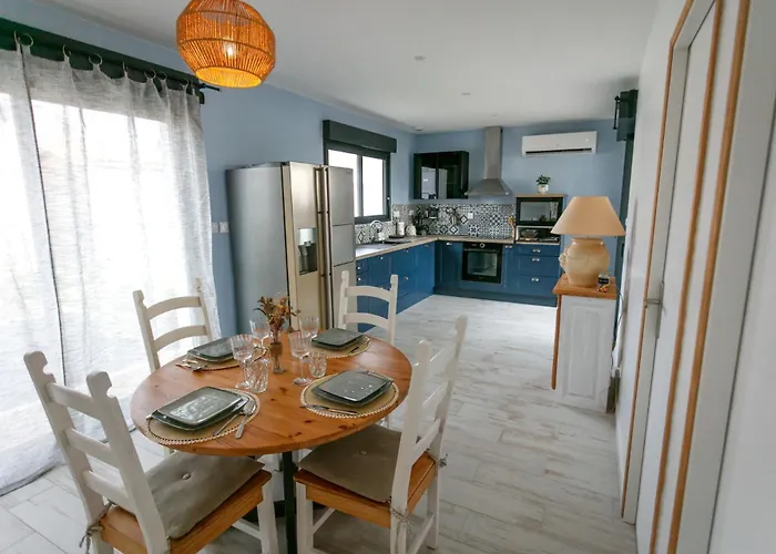 Charmante Maison Proche Semesterbostad